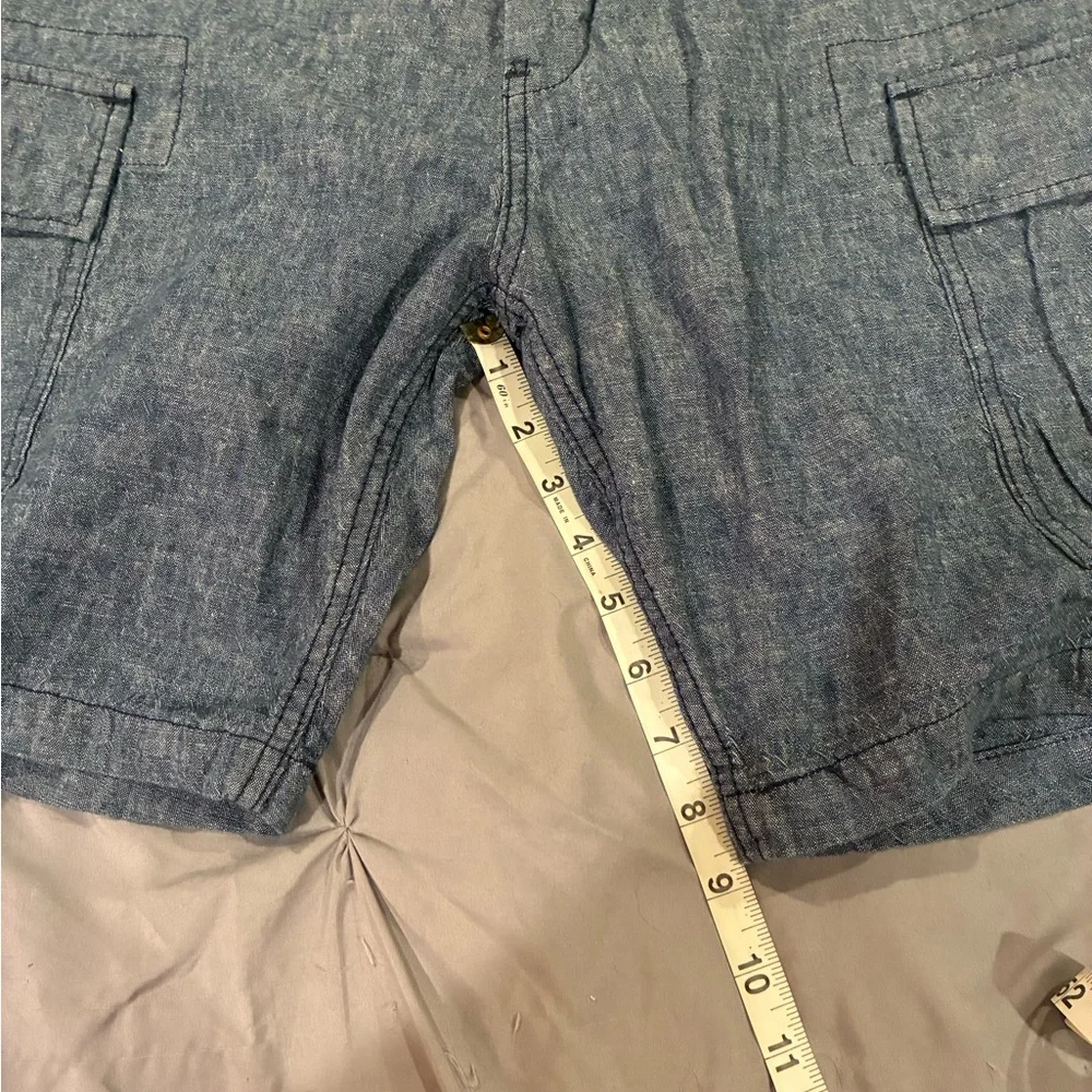 Vintage Levi’s Blue Cargo Shorts Relaxed Fit in size 34
